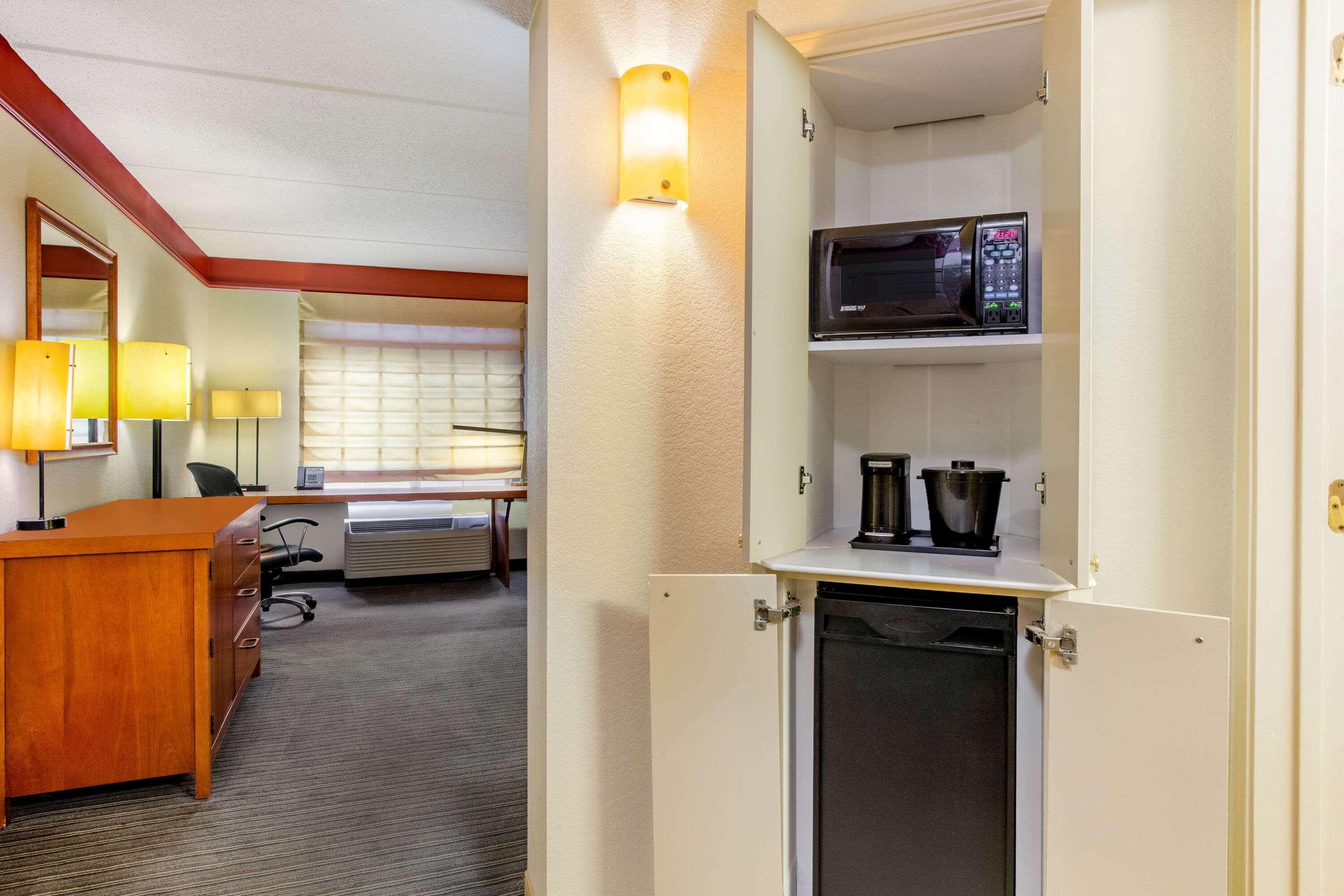 Отель La Quinta By Wyndham Raleigh Crabtree Экстерьер фото
