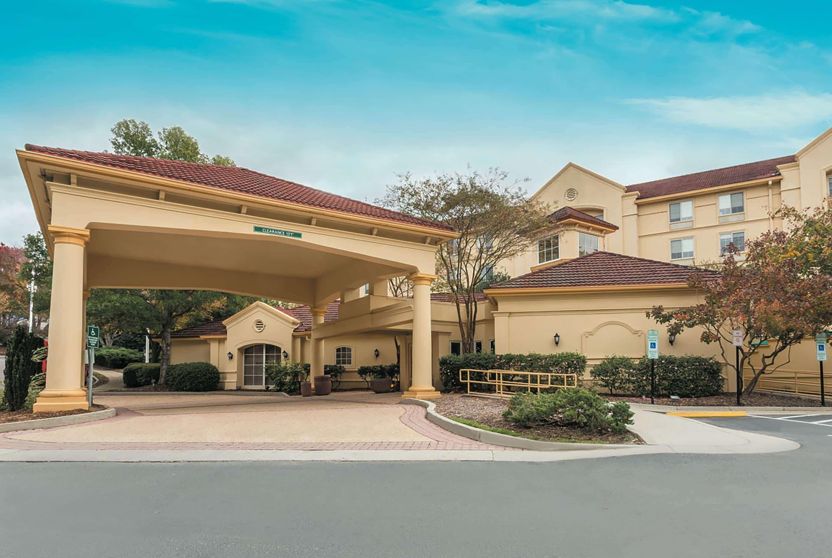 Отель La Quinta By Wyndham Raleigh Crabtree Экстерьер фото
