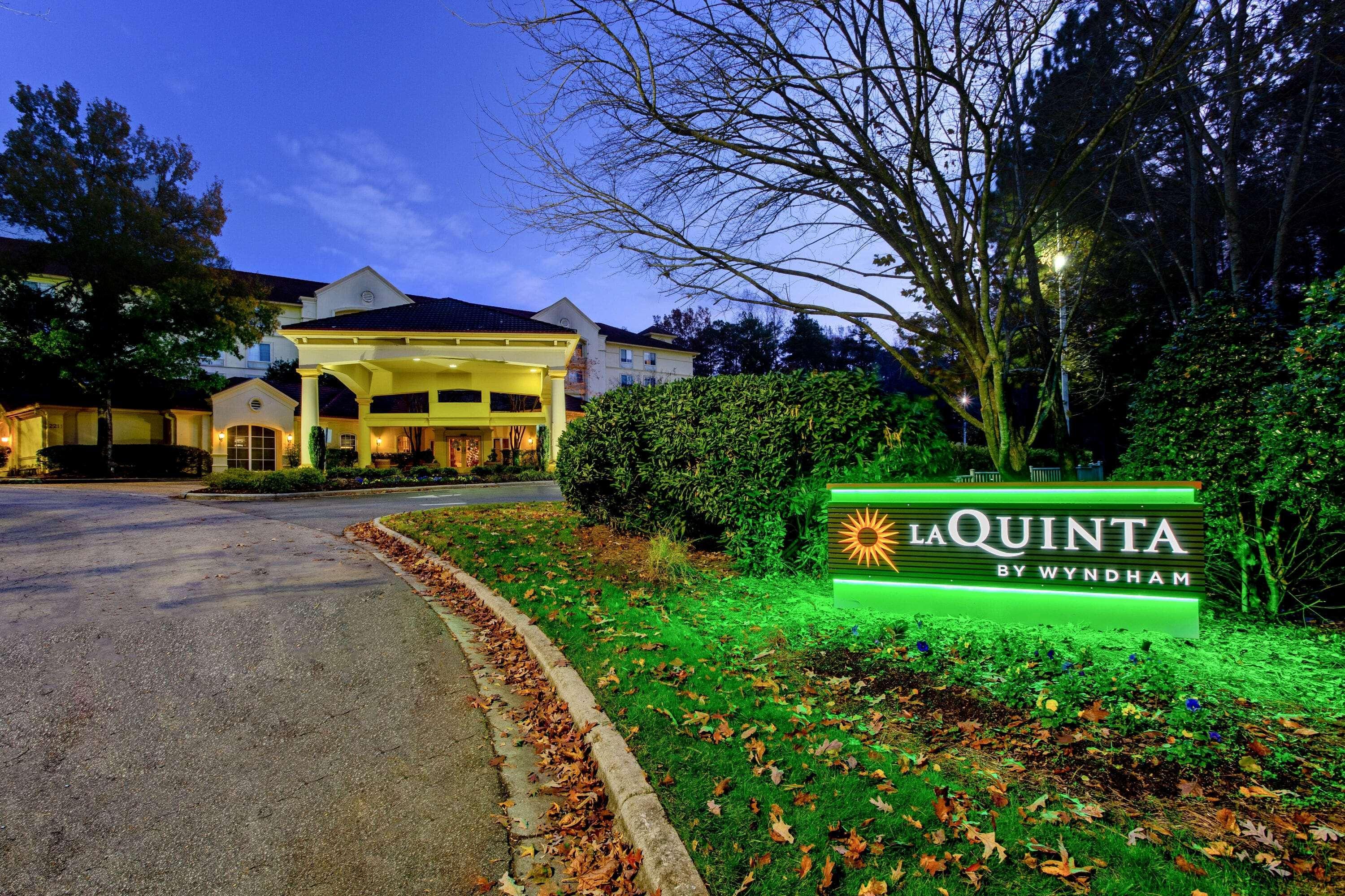 Отель La Quinta By Wyndham Raleigh Crabtree Экстерьер фото