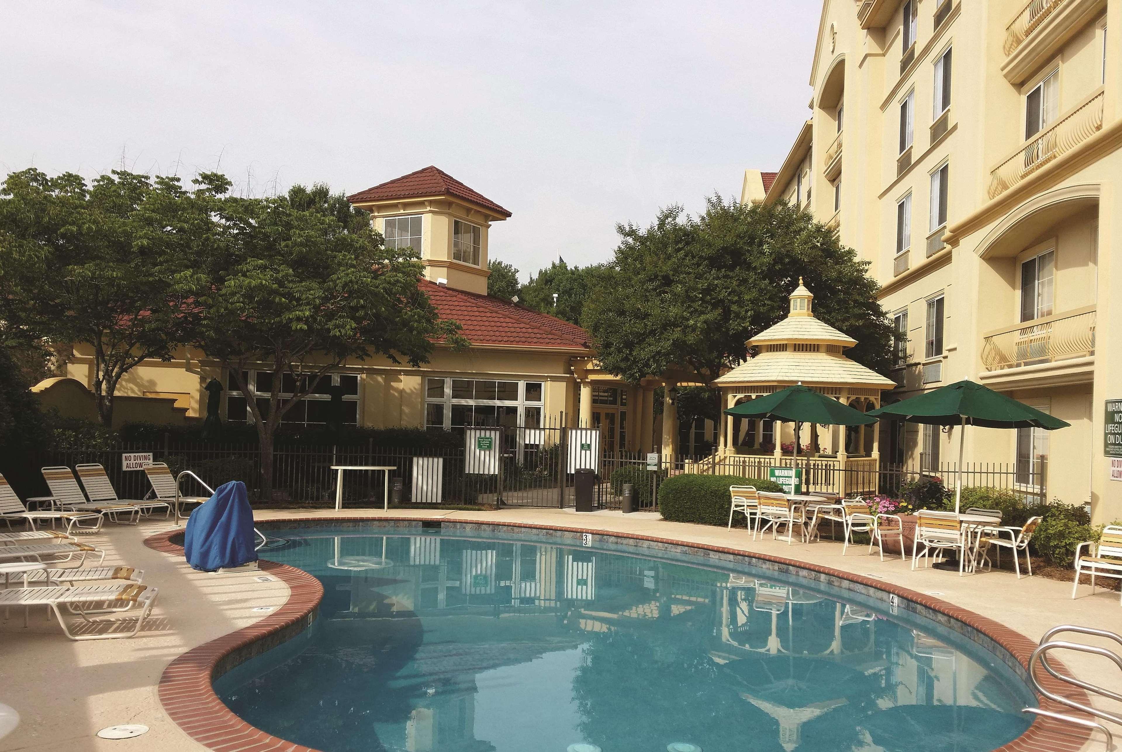 Отель La Quinta By Wyndham Raleigh Crabtree Экстерьер фото